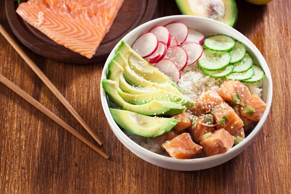 Poke kase, geleneksel Hawaii çiğ balık salata — Stok fotoğraf