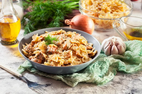 Romige farfalle pasta met zalm, Parmezaanse kaas en dille — Stockfoto
