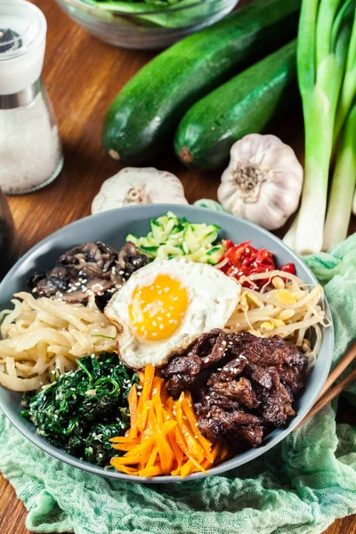 Bibimbap - Reis mit Rindfleisch und Gemüse — Stockfoto