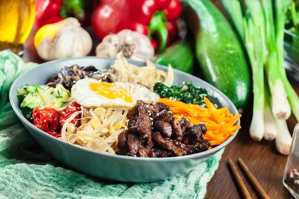 Bibimbap - Reis mit Rindfleisch und Gemüse — Stockfoto