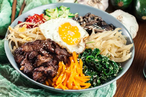 Bibimbap-rýže s hovězím a zeleninou — Stock fotografie