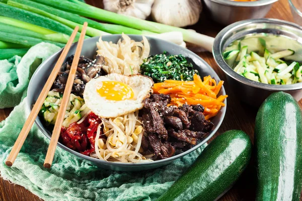 Bibimbap - riz au boeuf et légumes — Photo