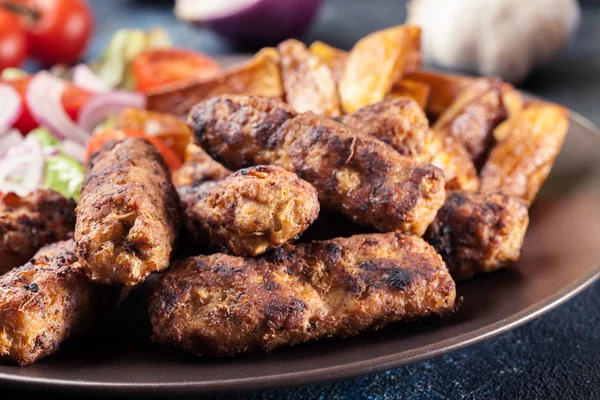 Kebapche o cevapcici, kebab de carne picada de balkán —  Fotos de Stock