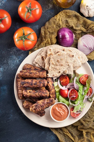 Kebapche lub cevapcici, kebab z mięsa mielonego bałkańskiego — Zdjęcie stockowe