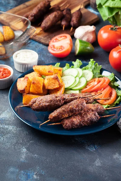 Kebab a la parrilla servido con papas fritas —  Fotos de Stock