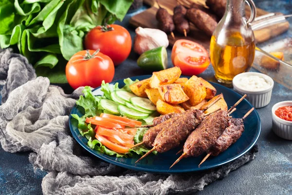 Kebab au shish grillé servi avec des pommes de terre frites — Photo