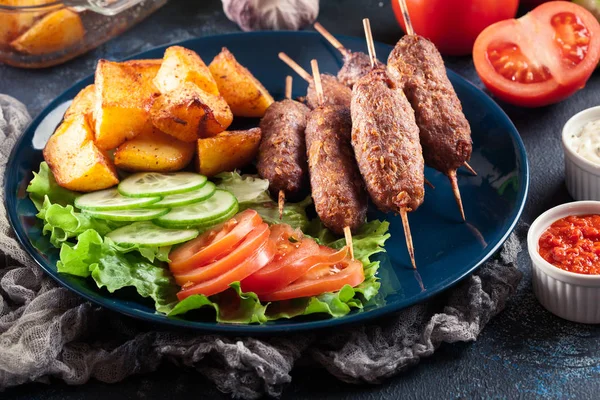 Kebab a la parrilla servido con papas fritas —  Fotos de Stock