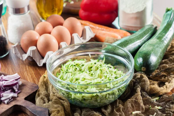 Geraspte courgette voor te bereiden beignets — Stockfoto