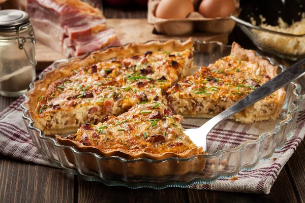 Homemade quiche lorraine with bacon and cheese — Stock Photo, Image