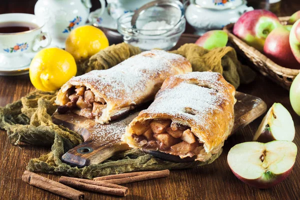 Strudel tradizionale di pasta sfoglia con mela — Foto Stock