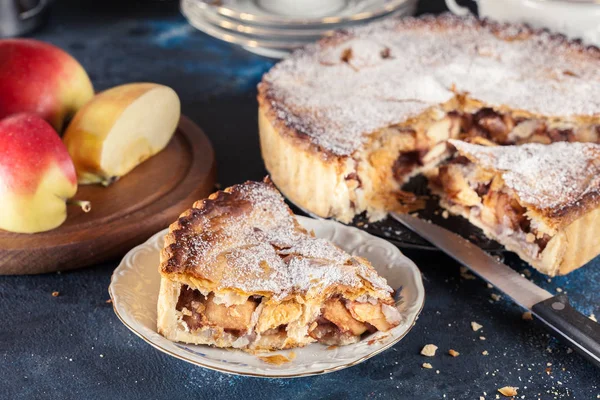 Domowe jabłko ciasto tarta z cynamonem i cukrem — Zdjęcie stockowe