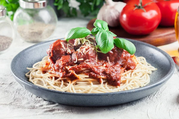 Pasta de espaguetis con albóndigas y salsa de tomate —  Fotos de Stock