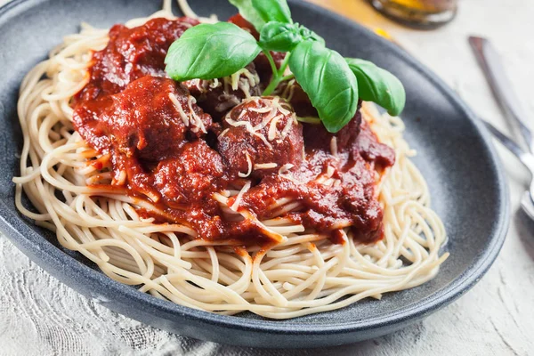 Pasta de espaguetis con albóndigas y salsa de tomate —  Fotos de Stock