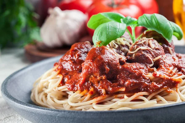 Köfte ve domates soslu spagetti makarna. — Stok fotoğraf