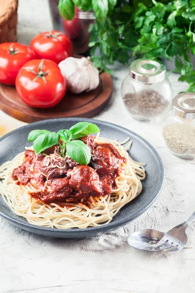 Pasta de espaguetis con albóndigas y salsa de tomate —  Fotos de Stock