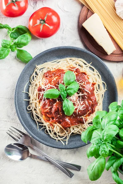 고기볼 과 토마토 소스가 들어 있는 스파게티 파스타 — 스톡 사진