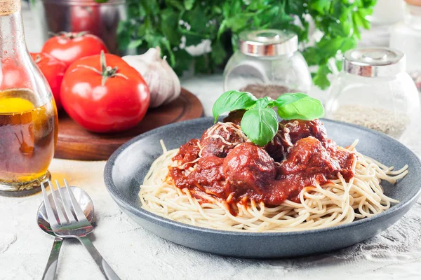 Makaron spaghetti z klopsikami i sosem pomidorowym — Zdjęcie stockowe