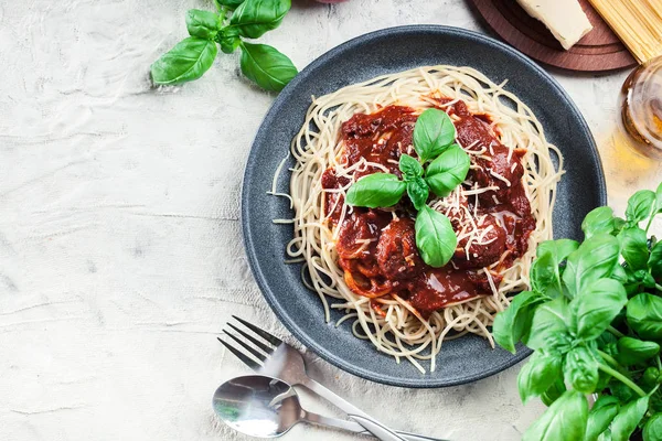 Pasta de espaguetis con albóndigas y salsa de tomate —  Fotos de Stock