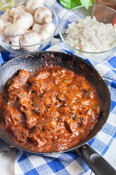 Stroganoff de carne con champiñones — Foto de Stock