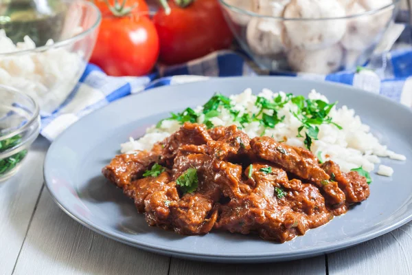 Carne de vită Stroganoff servită cu orez — Fotografie, imagine de stoc