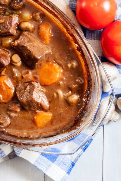 Daging sapi Bourguignon rebus dalam hidangan casserole — Stok Foto