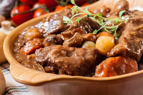 Beef Bourguignon stoofpot geserveerd met stokbrood — Stockfoto