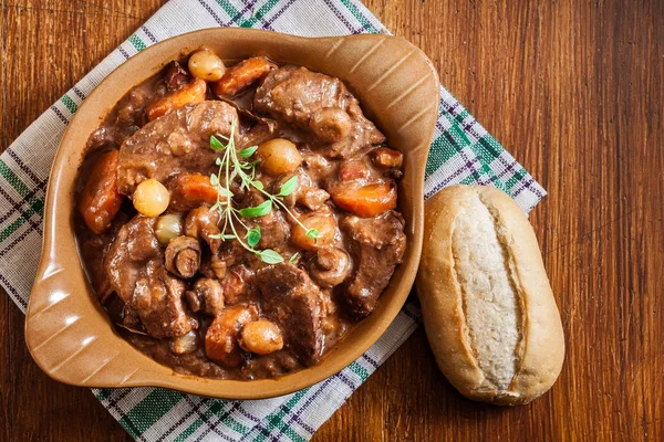 Rindfleisch Bourguignon Eintopf serviert mit Baguette — Stockfoto