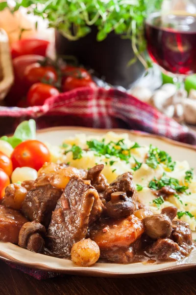 Diner of lunch met rundvlees Bourguignon stoofpot — Stockfoto