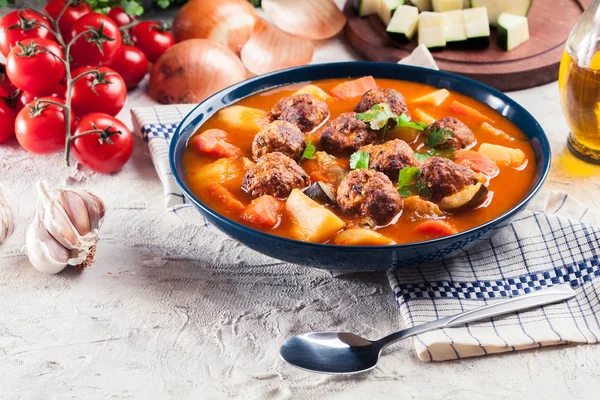 Albondigas - köfte ile domates çorbası — Stok fotoğraf