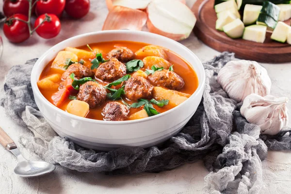 Albondigas - sopa de tomate con albóndigas —  Fotos de Stock