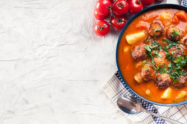 Albondigas-tomatensoep met gehaktballetjes — Stockfoto