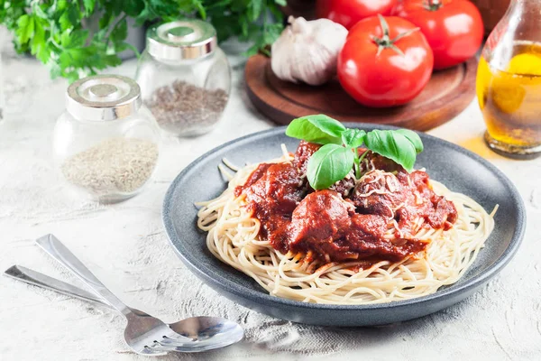 Pasta de espaguetis con albóndigas y salsa de tomate —  Fotos de Stock