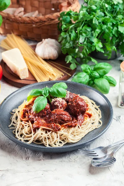 Massa de espaguete com almôndegas e molho de tomate — Fotografia de Stock