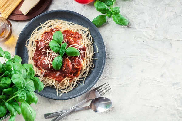 Pasta de espaguetis con albóndigas y salsa de tomate —  Fotos de Stock