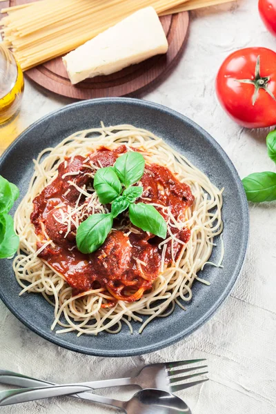 Pasta de espaguetis con albóndigas y salsa de tomate —  Fotos de Stock