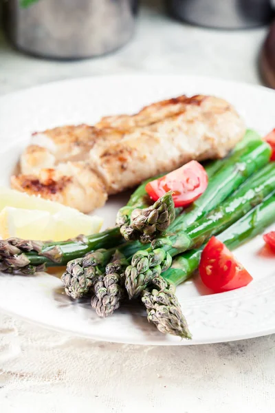 Gebratenes Kabeljaufilet mit grünem Spargel — Stockfoto