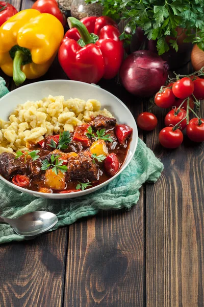 Macar Dana Gulaş serwed galuska noodles ile — Stok fotoğraf