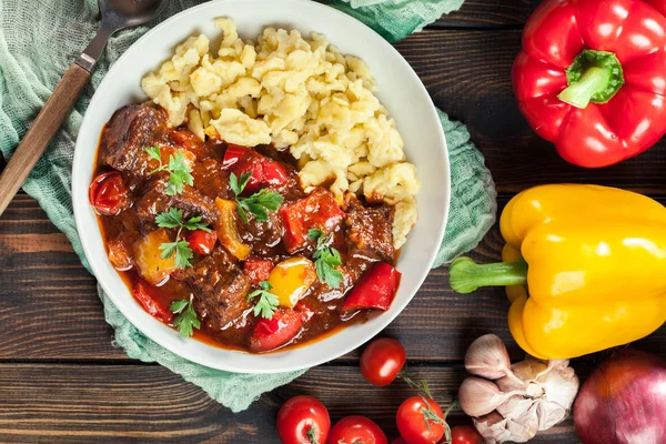 Goulash húngaro de ternera servida con fideos galuska — Foto de Stock