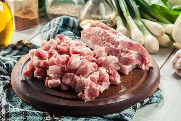 Raw pork belly pieces on a cutting board — Stock Photo, Image