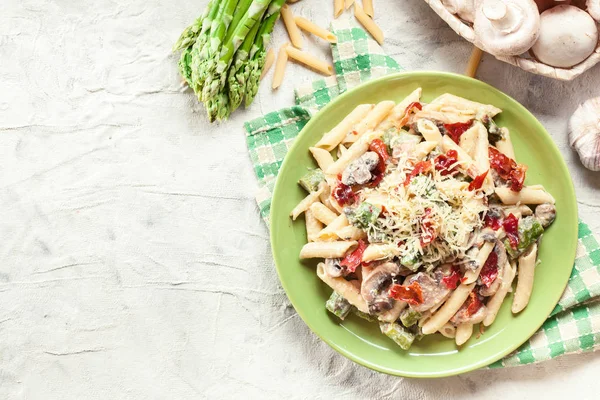 Penne těstoviny s chřestem a houbami — Stock fotografie