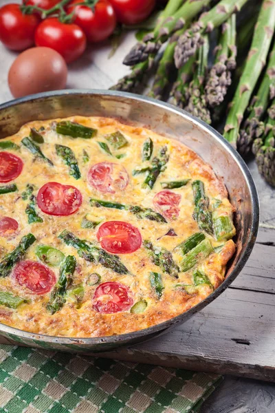 Frittata hecha de huevos, espárragos y tomates —  Fotos de Stock