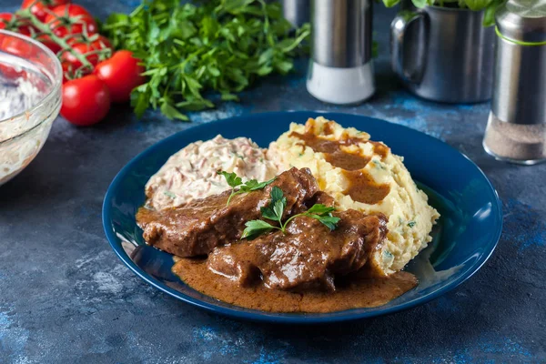 Geschmorter Schweinenacken mit Kartoffeln und Sauce — Stockfoto