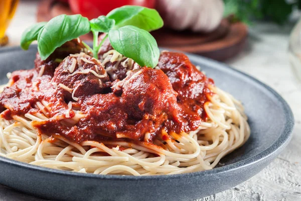 Spaghetti pasta met gehaktballen en tomatensaus — Stockfoto