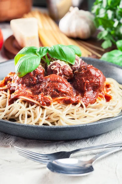 Spaghetti pasta with meatballs and tomato sauce — Stock Photo, Image