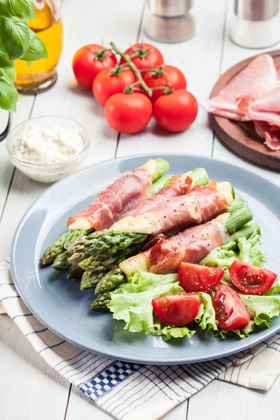 Prosciutto al horno y queso envueltos espárragos — Foto de Stock