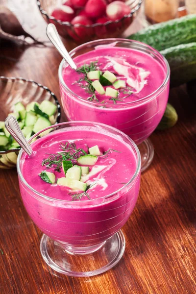 Sopa de beterraba fria com ovo, pepino e verduras — Fotografia de Stock