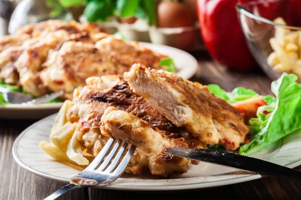 Close up of chicken medallions piece served with chips — Stock Photo, Image