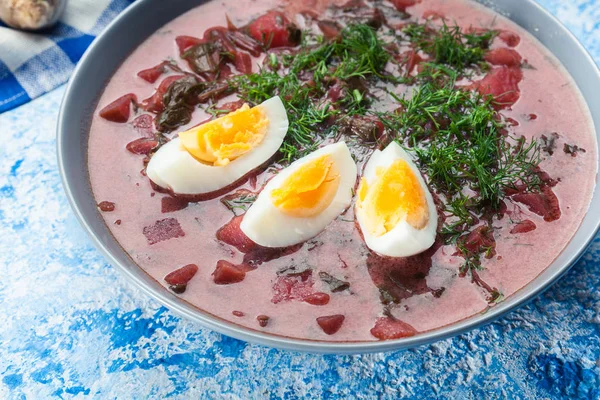 Sopa de beterraba servida com ovo cozido — Fotografia de Stock