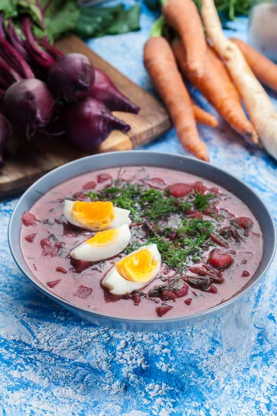Beetroot soup served with boiled egg — Stock Photo, Image
