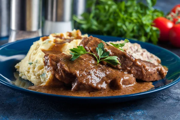 Gestoofde varkens hals met aardappelen en saus — Stockfoto